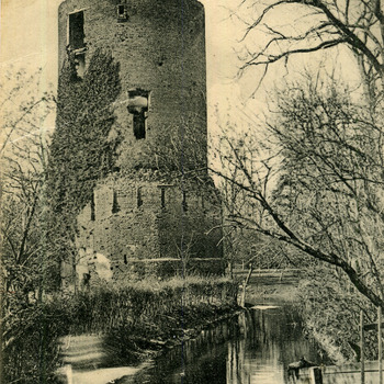 Ansichtkaart voorstellend de ruïne van de Binnenmolen te Zevenaar circa 1930