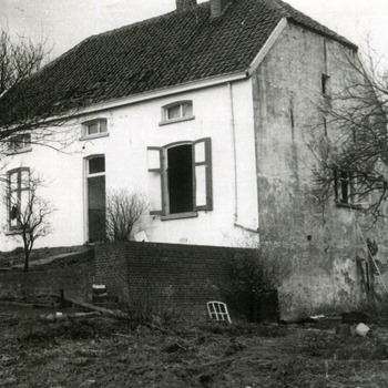 Zwart-wit foto van het huis van de familie Rietbergen aan de Herwensedijk in Herwen 1974