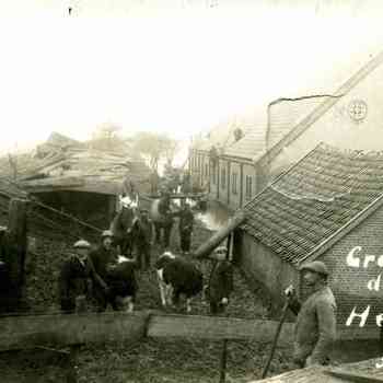 Zwart-wit foto van de  grote dijkdoorbraak te Herwen op 5 januari 1926