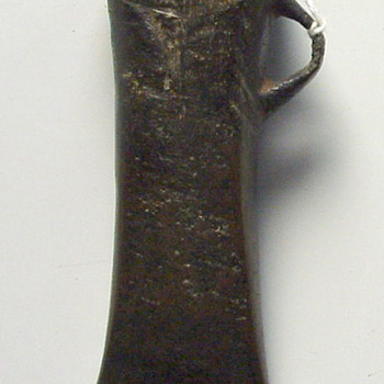 Kokerbijl van brons gevonden op de Beekse Heide bronstijd circa 1100 tot 800 v. Chr