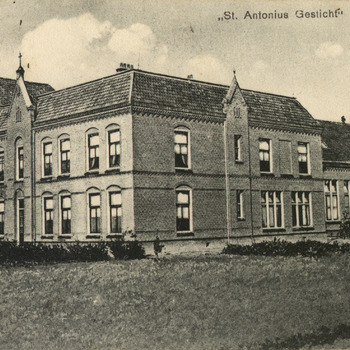 Ansichtkaart van het St. Antonius Gesticht te Groessen, uitgave van H. Holland, Groessen circa 1910
