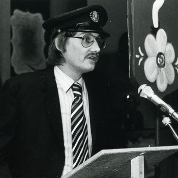 Zwart-wit foto van de heer Marcel Rientjes tijdens de pronkzitting bij het carnaval in 1986.
