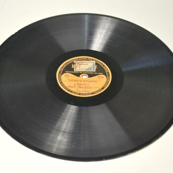 Grammofoonplaat van kunststof met muziek door Fanfare Juliana uit Zevenaar  1950
