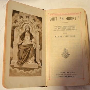Gebedenboek van papier met de titel 'Bidt en hoopt!' door E.V.M. verschenen te 's Hertogenbosch in 1935