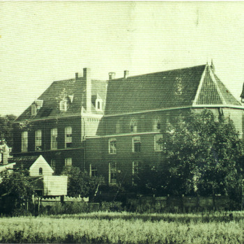 Reproductie van een foto van het oude gebouw van De Pelgromstichting aan de Marktstraat te Zevenaar 1932