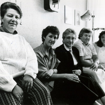 Zwart-wit foto van enkele leden van het Katholieke Vrouwen Gilde te Lobith, 19 september 1986