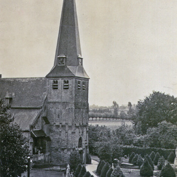 Reproductie van een ansichtkaart van de rooms-katholieke Sint Andreaskerk aan de Dorpstraat in Groessen ca. 1930