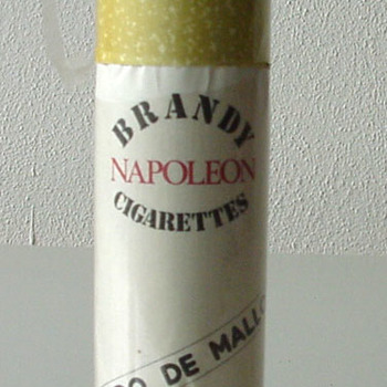 Fles van glas en papier met brandy in de vorm van een sigaret van het merk Napoleon ca. 1960-2005
