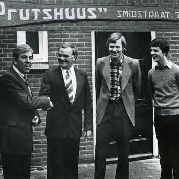 Zwart-wit foto van de opening van Het Prutshuus te Lobith op 21 september 1984