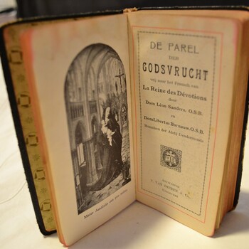 Gebedenboek op papier met als titel: De parel der godsvrucht'  door Dom L. Saunders en Dom L. Bornauw, Antwerpen 1903