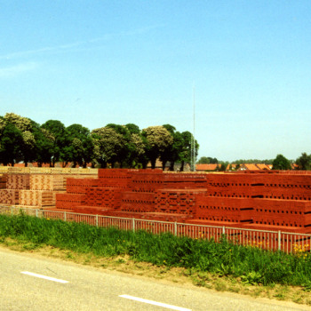 Kleurenfoto van de opslagruimte van de nieuwe steenfabriek langs de Rijn in Spijk juni 2000