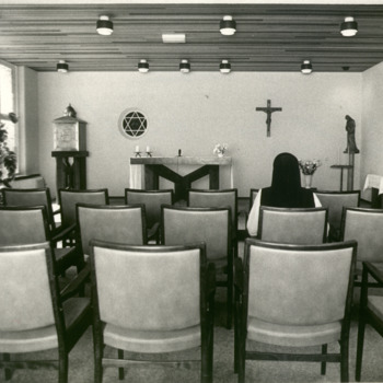Zwart-wit foto van het interieur van de kloosterkapel Maria Magdalena in Pannerden 1987