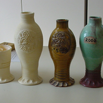 Serie van 7 kruikjes van steengoed in verschillende tinten circa 1995-2001
