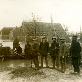 Zwart-wit foto van de grote dijkdoorbraak te Herwen op 5 januari 1926