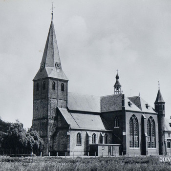 Ansichtkaart  van de St. Remigiuskerk in Duiven circa 1955