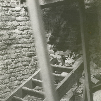 Zwart-wit foto van de ravage op de zolder van de Sint Martinuskerk te Pannerden in 1945