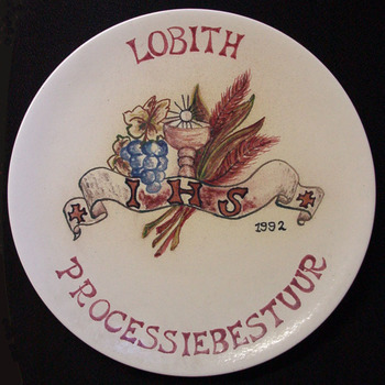 Wandbord van keramiek met de tekst Lobith Processiebestuur 1992 door Hermine Grob 1992