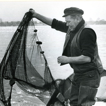 Zwart-wit foto van palingvisser Adri van Sonsbeek te Spijk ca. 1970