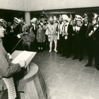 Zwart-wit foto van burgemeester Maas in de buut tijdens carnaval in Lobith in 1987