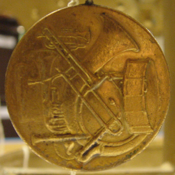 Medaille van metaal behorende bij het vaandel van de R.K. muziekvereniging St. Joseph Didam circa 1929