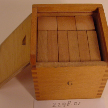 Doosje met educatief speelgoed van hout gebruikt op de kleuterschool van Oud-Zevenaar circa 1950