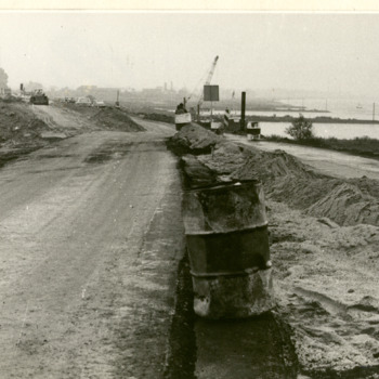 Zwart-wit foto van de werkzaamheden aan de dijk te Tolkamer op 22 augustus 1974.