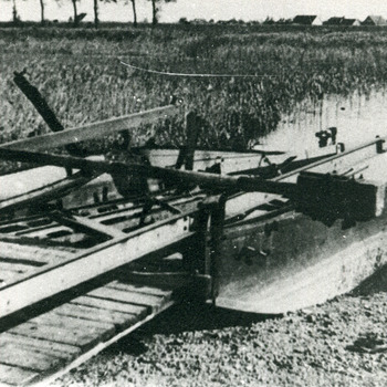Zwart-wit foto van de Aerdtse veerpont ca. 1945