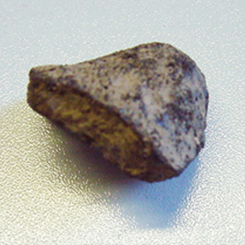 Fragment van een smeltkroes met goudresten, Romeinse tijd, gevonden op de Kollenburg te Didam ca. 150-450