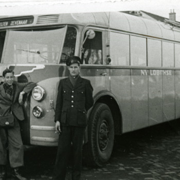 Zwart-wit foto van personeel en een autobus van de Lobithse Autodienst (L.A.D.) opgericht door de gebr. Hendriks ca. 1945-1955