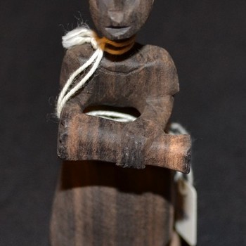 Beeldje van hout als onderdeel van de beeldengroep van hout voorstellende dertien muzikanten, vermoedelijk afkomstig van de Molukken