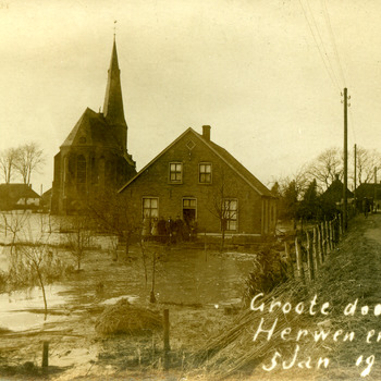 Zwart-wit foto van de grote dijkdoorbraak te Herwen en Aerdt  op 5 januari 1926