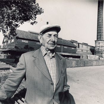 Zwart-wit foto van de steenfabriek De Bahrsche Pol te Lathum door Henk Westerveld op 23 december 1982