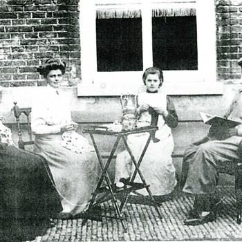 Foto, voorstellende enige personen bij het Elisabeth Weeshuis te Culemborg, circa 1912