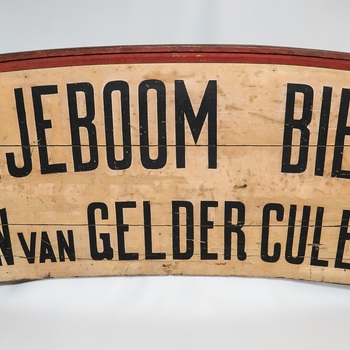 bord van hout voorstellende reclame voor bier, geassocieerd met café A. van Gelder, Markt 41 te Culemborg, circa 1930