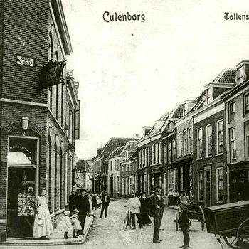 Foto, voorstellende de Tollenstraat te Culemborg, begin 20ste eeuw