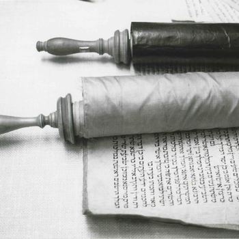 Foto, voorstellende joodse boekrollen uit synagoge te Culemborg