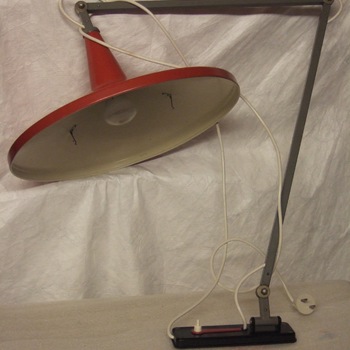 wandlamp model 4050, metaal met kap van mat-rode lak, vervaardigd door Gispen, 1953-1956