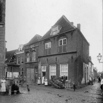 Foto, voorstellende het Jan van Riebeeckhuis aan de Achterstraat te Culemborg, circa 1910