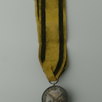 medaille van zilver: Voor Oranje en Vaderland XVII nov. MDCCCXIII, aan geel lint met bruine strepen