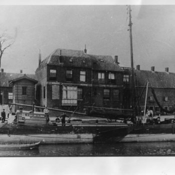 Foto, voorstellende de Veerweg met beurtschippers te Culemborg, eind jaren '30