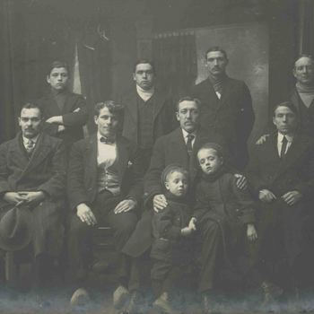 Foto, voorstellende Belgische vluchtelingen WOI te Culemborg, 1914