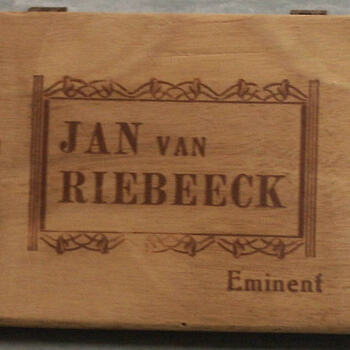 sigarenkist van hout met opschrift Jan van Riebeeck Eminent, circa 1952