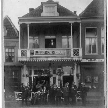 Foto, voorstellende Café van Gelder, westzijde Markt te Culemborg, circa 1910