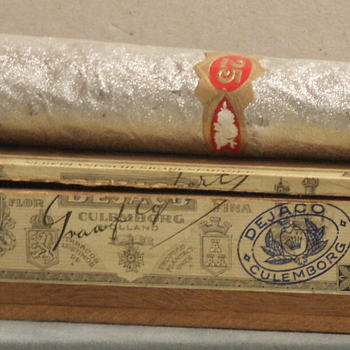 sigarenkist van hout waarin een sigaar t.g.v. 25 jarig bestaan Dejaco sigarenfabriek te Culemborg, 1946
