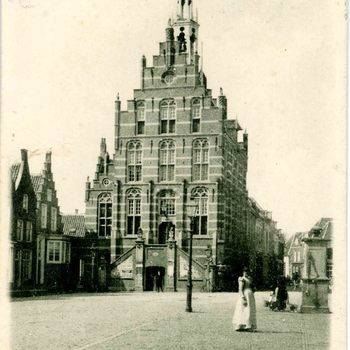 Ansichtkaart, voorstellende het stadhuis aan de Markt te Culemborg, 1900-1905