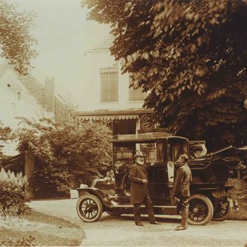 Foto, voorstellende dhr. Dresselhuijs met auto,  Culemborg, 1911