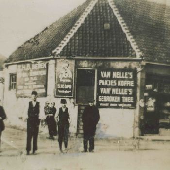 Foto, voorstellende café Eegdeman, hoek Zuiderwal - Zandstraat te Culemborg,  begin 20ste eeuw