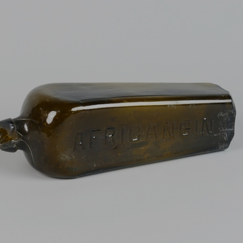 glazen fles met het opschrift AFRICANGIN /B, geassocieerd met glasfabriek Hoytema & Co, Culemborg 1861