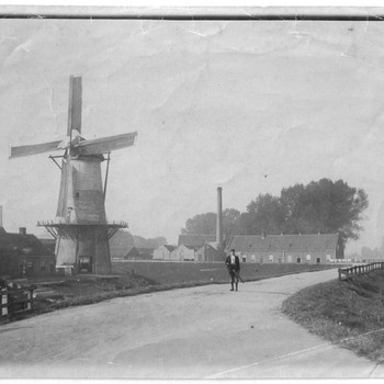 Foto, voorstellende de molen de Koornvriend, Kleine Buitenom te Culemborg, circa 1904