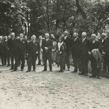 Foto, voorstellende de onthulling van de Dresselhuijsbank, de Plantage, 1930